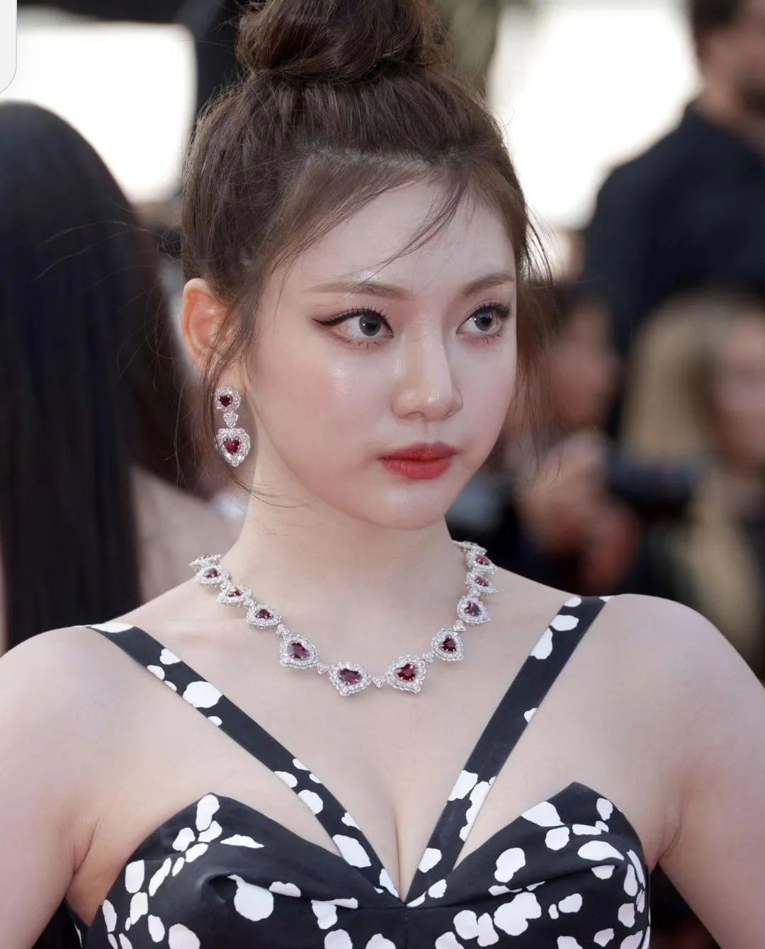 戛纳红毯范冰冰艳压群芳,范冰冰再次惊艳戛纳红毯