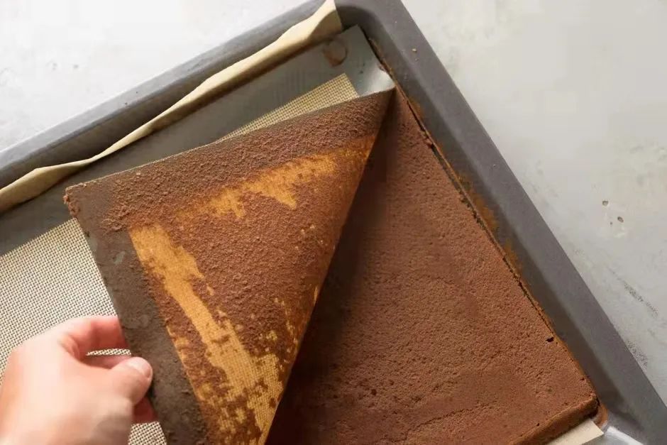 蛋糕卷怎么老是掉皮而且还开裂,不掉皮不开裂蛋糕卷做法