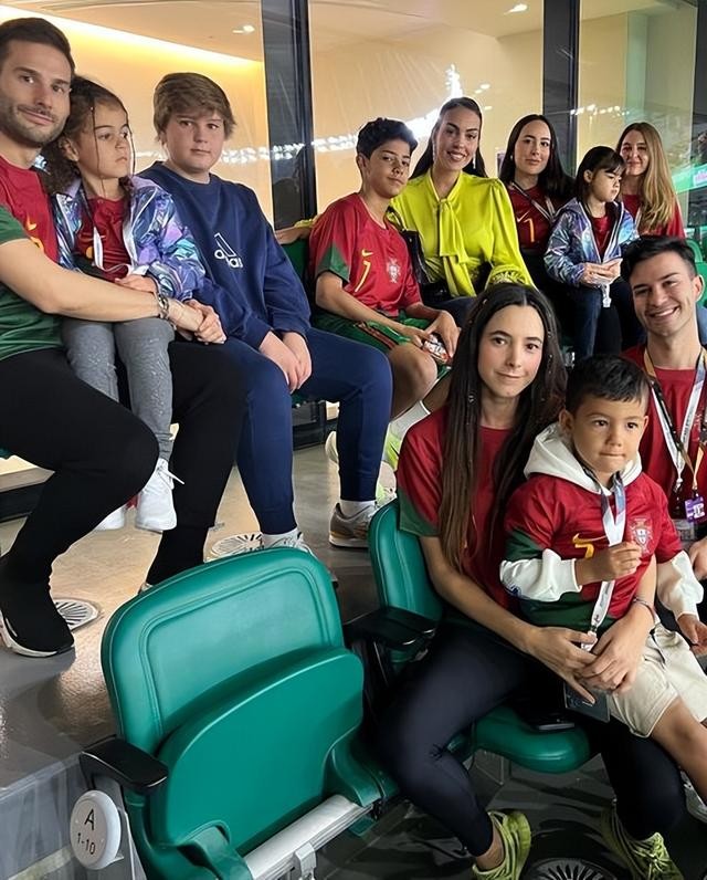 c罗的未婚妻子,c罗女友戴500万婚戒