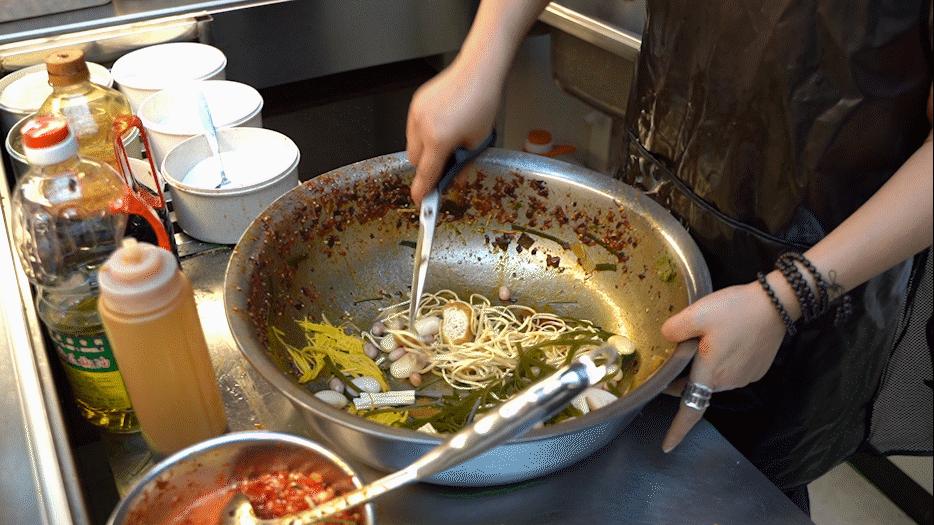 红河州有个“凉菜西施”，4㎡的小摊火了15年，一个月能卖10吨菜