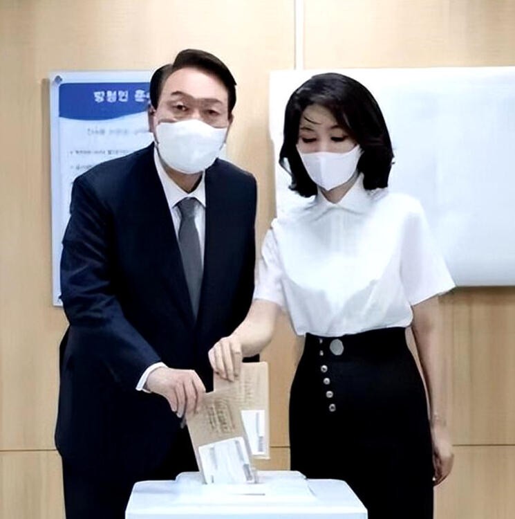 韩国夫人金建熙颜值,韩国第一夫人金建希妆容