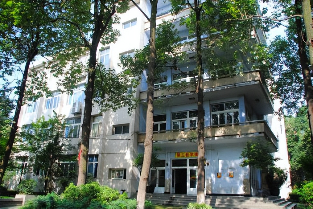 重德博学尚美笃行,重德博学勤勉尚美