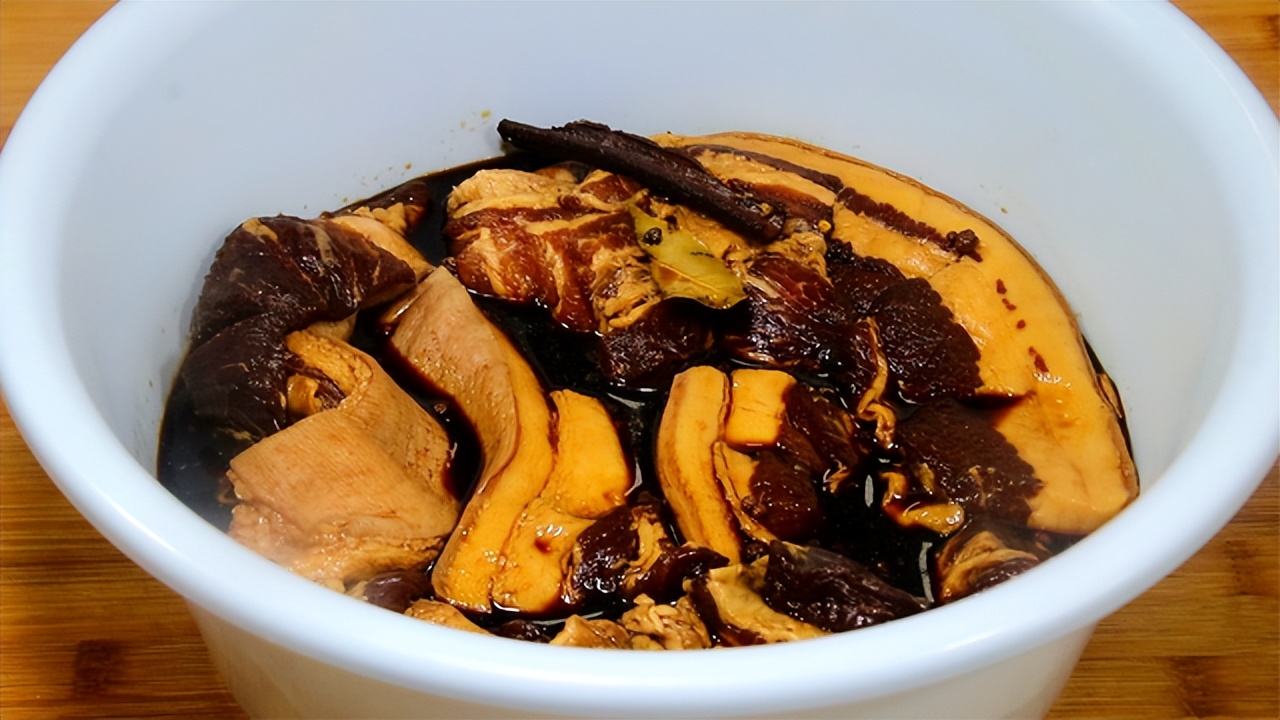 五花肉用酱油泡两天新吃法,五花肉放水里泡一夜能吃吗