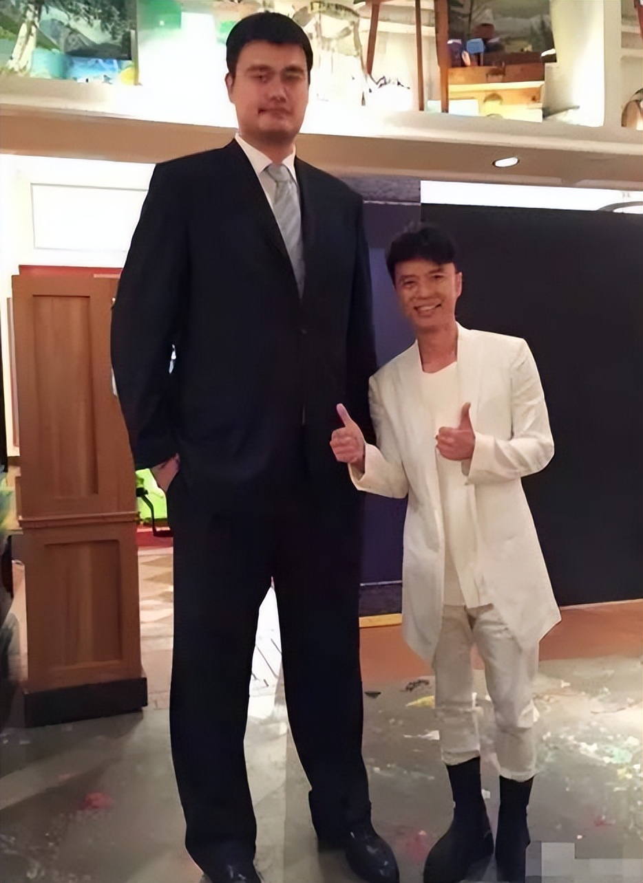 姚明在机场做核酸，12岁女儿比医护人员高出一头，或超180cm