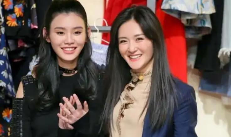 张杰谢娜近期情况,张杰陪谢娜现身