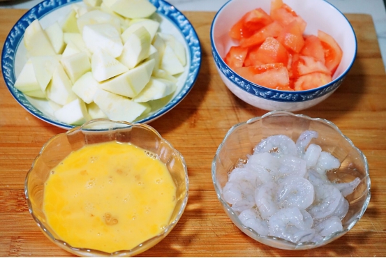 儿童番茄西葫芦木耳炒虾仁,西葫芦炒番茄怎样炒才能出汁好吃