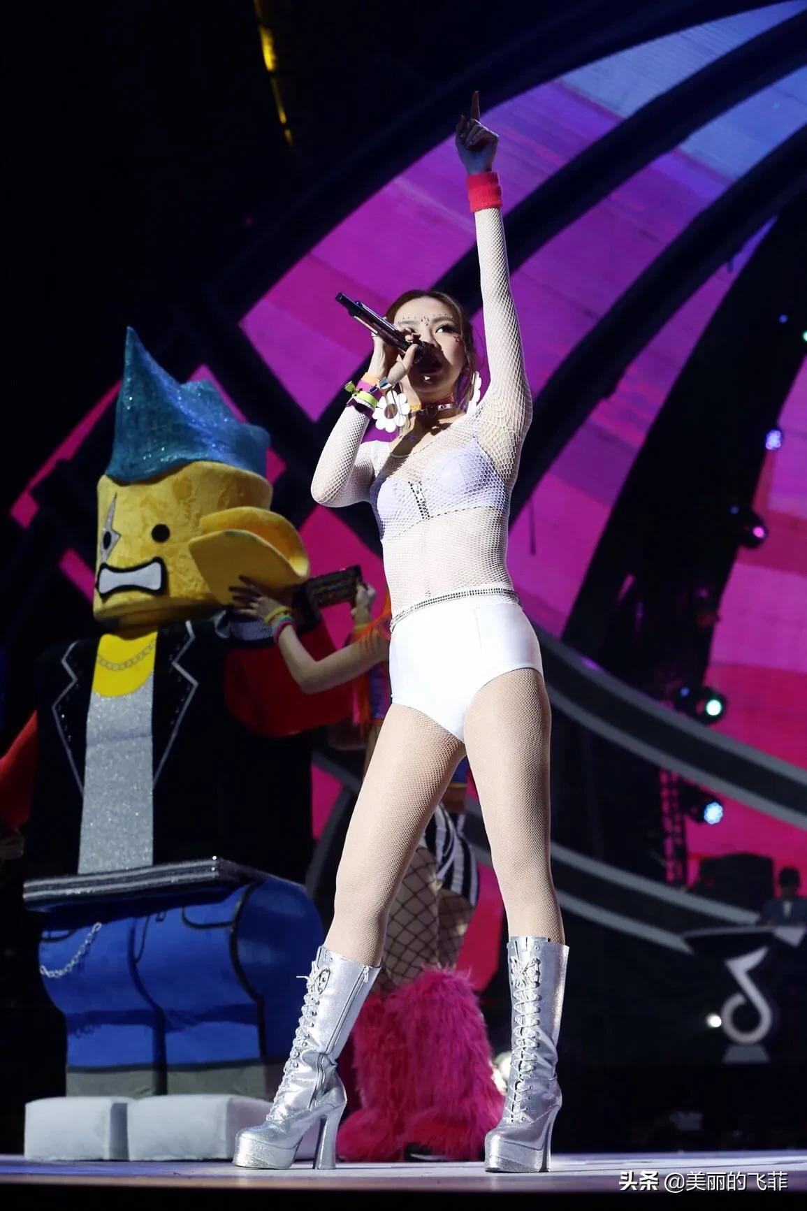 邓紫棋穿皮裤唱歌,邓紫棋穿裙子戴帽子唱歌