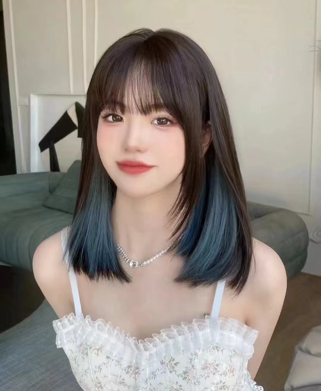 流行的短发型黑色减龄,挂耳短发2023爆款洋气