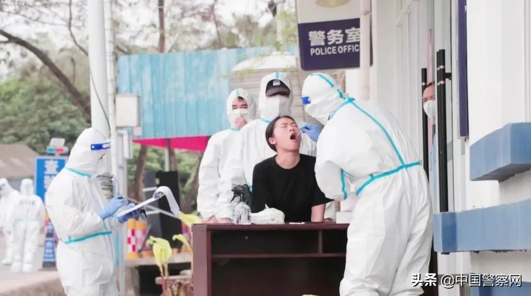 【疫情当前警察不退】一面*旗国**，一个人！50多天里，每天她只能跟街对面的家人挥挥手……