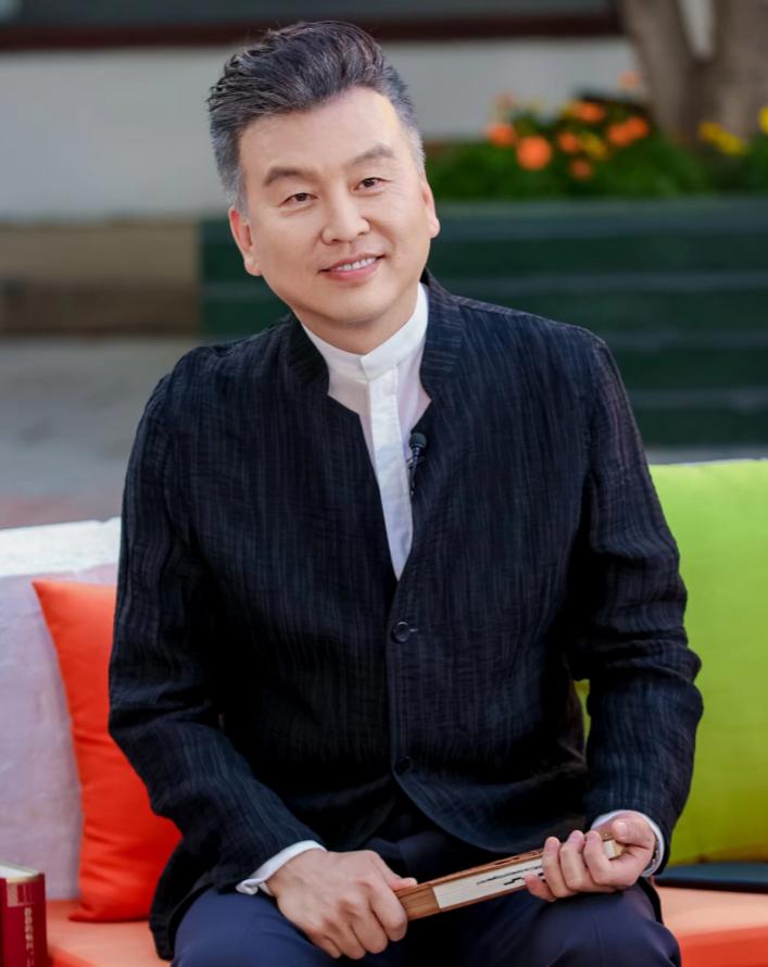 央视著名主持人张泽群深夜发文,主持人张泽群多大生儿子的