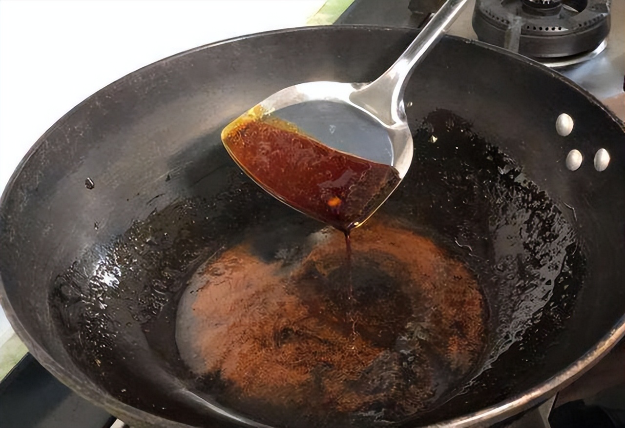 炒糖色一般一个菜放多少冰糖合适,用白糖炒糖色还是冰糖熬糖色