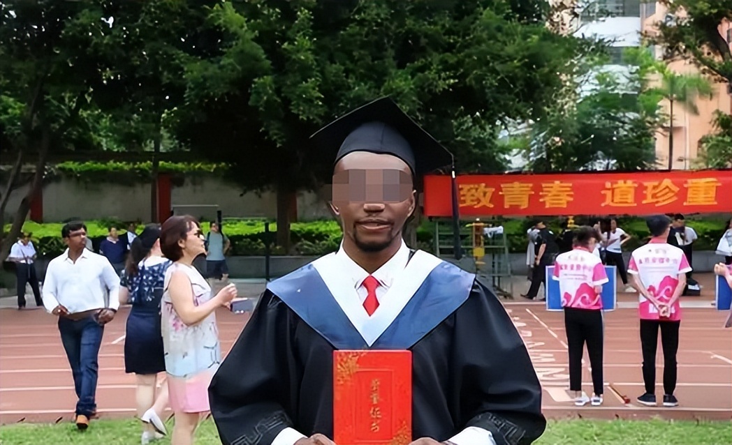 非洲男友脚踏两船骗感情!重庆邮电女生气坏,发文却被网友嘲笑活该