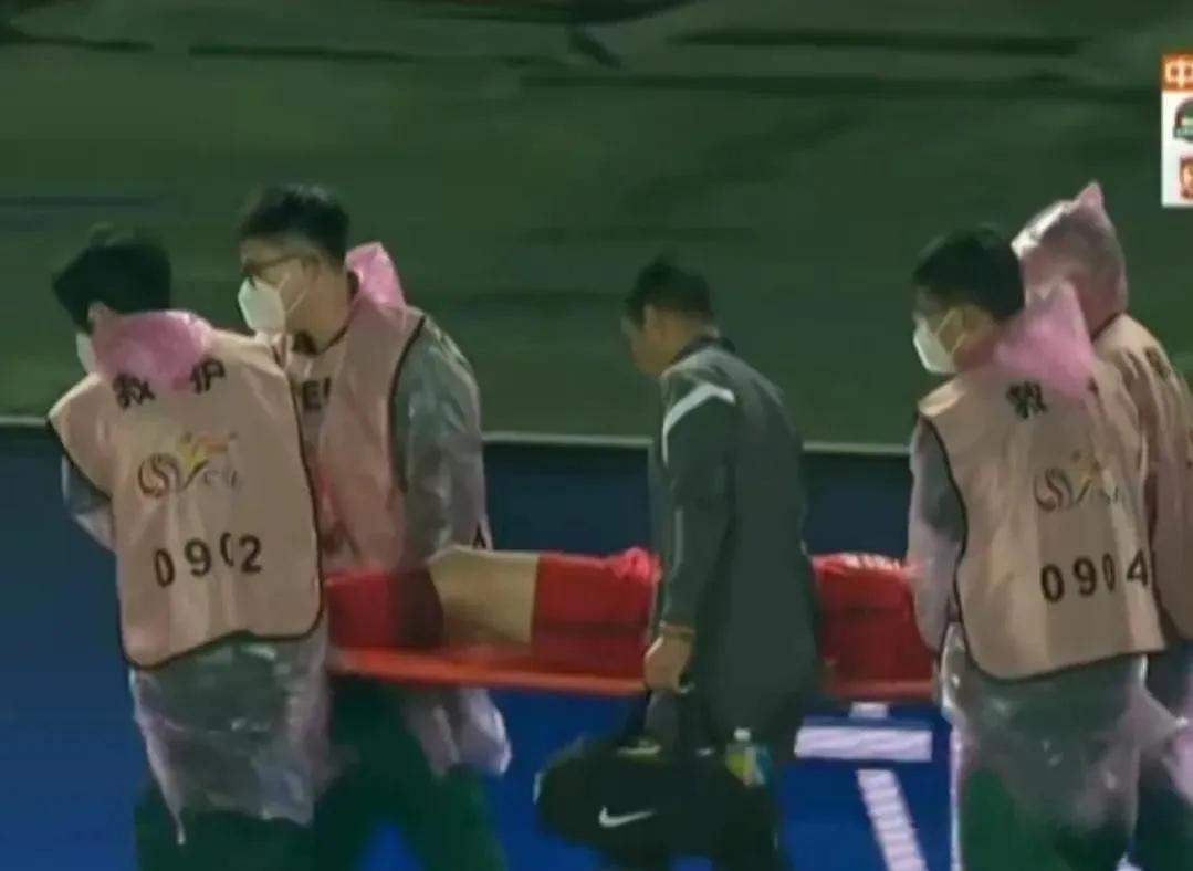 韦世豪撞断肋骨,韦世豪踢骨折