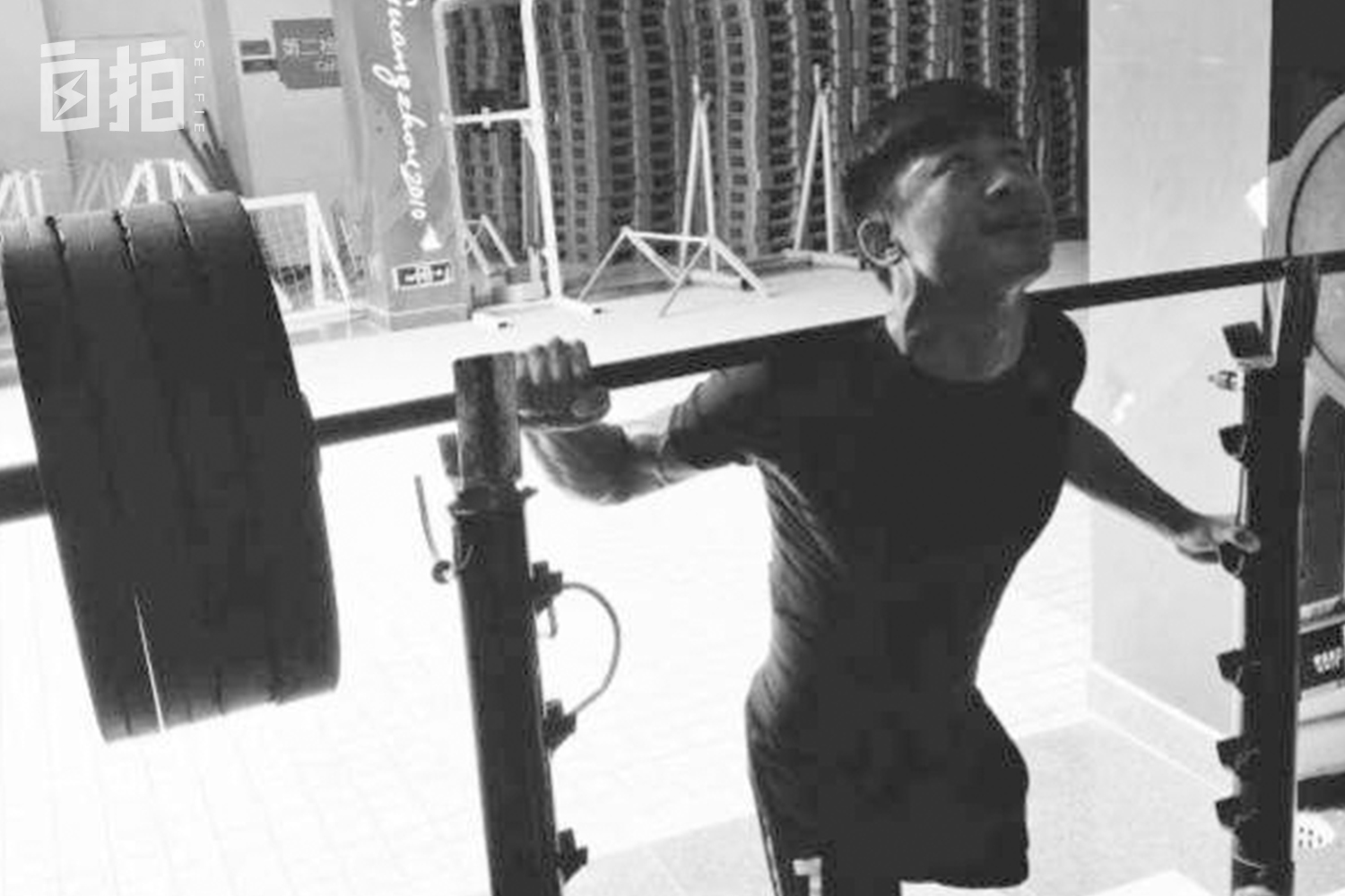 我,从小热爱足球,12岁被球探选中,意外失去左腿,现在单腿踢球