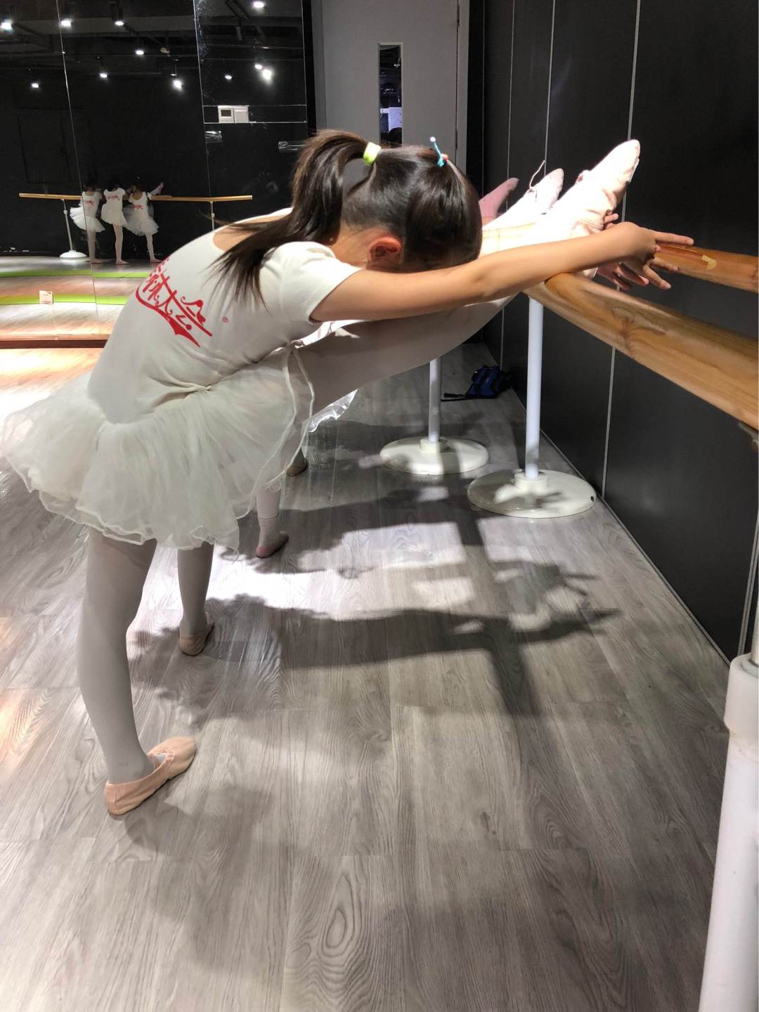 艺考舞蹈生压软开度魔鬼训练痛苦,舞蹈生的软开度魔鬼训练