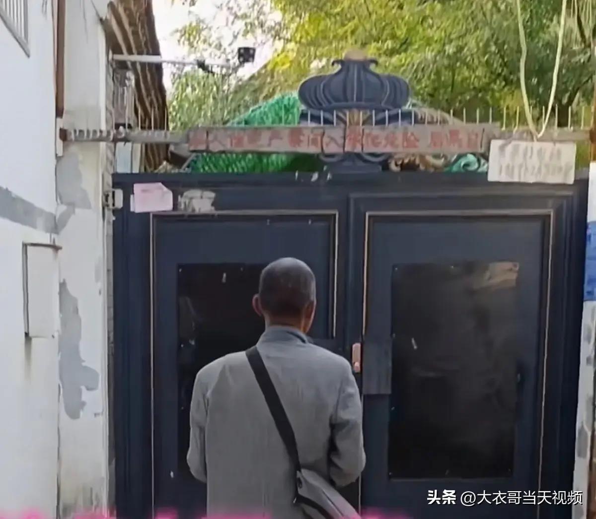 大衣哥被粉丝吓的视频,大衣哥砸门视频