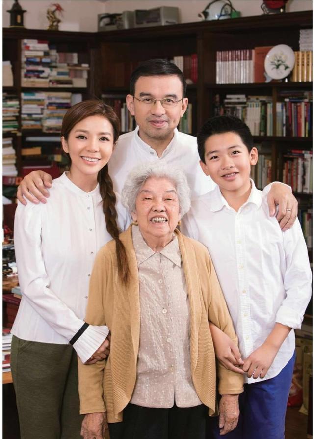 朱迅家里做饭,朱迅一家三口照顾瘫痪公公