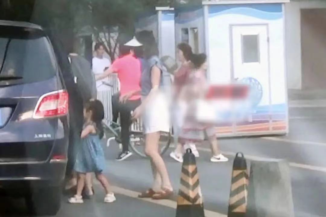 高圆圆超萌女儿正脸曝光,高圆圆和她的女儿探班赵又廷