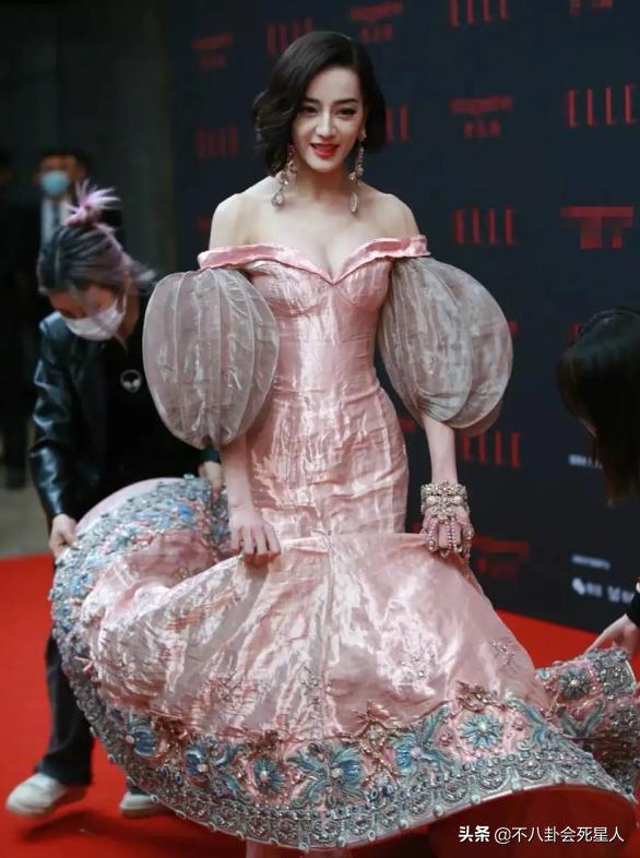 冬天走红毯穿得厚的女明星,女明星走红毯的穿着