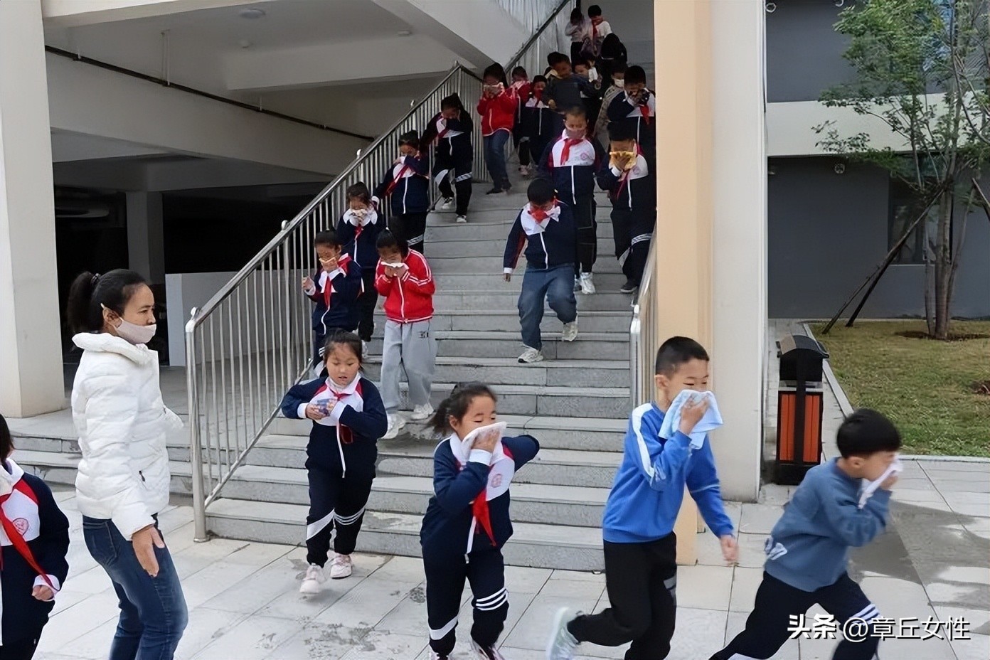 儿童友好｜消防零距离安全你我他——章丘区东城实验学校举行“消防安全疏散演练”活动