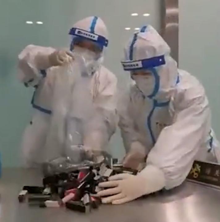 男旅客带100多支口红入境被查,男游客带160支口红入境被查