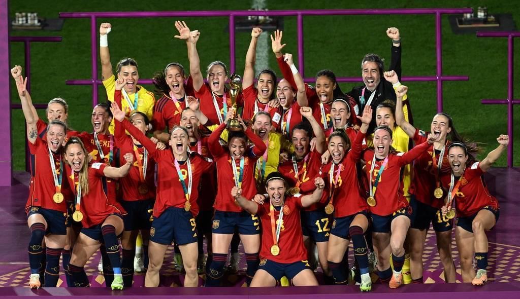 亲吻球员女子足球队的嘴唇！西方足联主席道歉：我错了