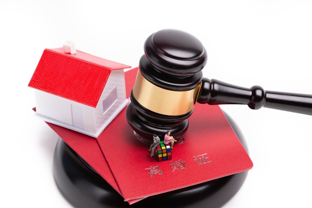 年龄小的嫁给年龄大明星,女人娶大明星要三思