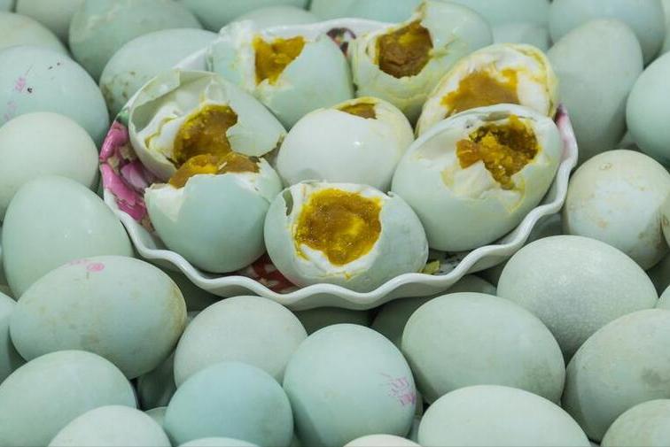 盐水腌咸鸭蛋步骤视频,腌咸鸭蛋不用盐水腌