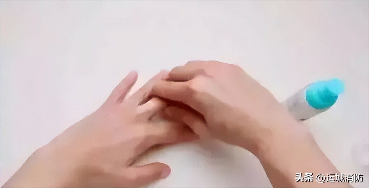 小女孩被玩具咬手到消防站求助,消防救2岁孩子被咬手指十分钟