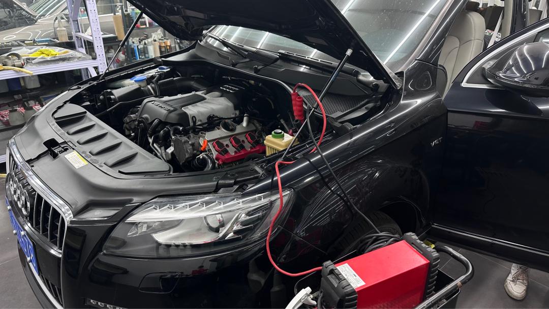 奥迪q7报废厂,老款奥迪q7出车祸