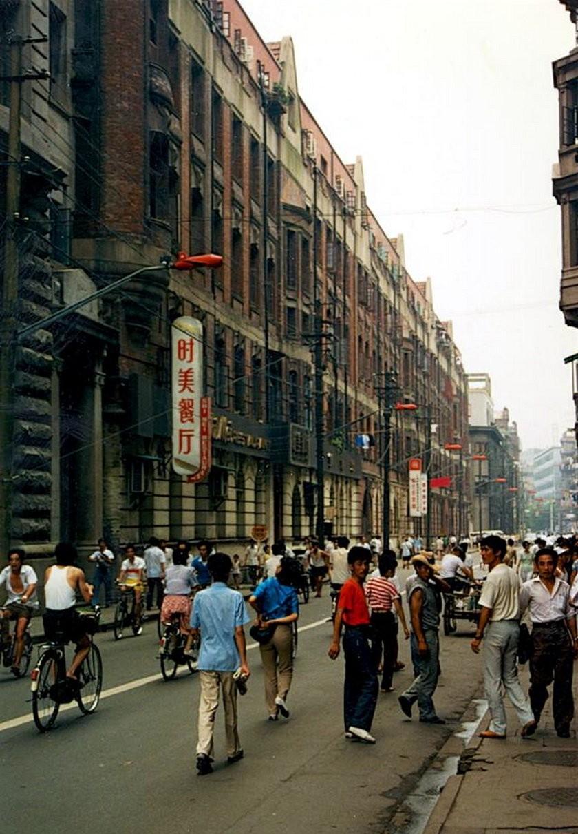 八十年代的上海老照片,踩在东海沿岸闪耀着无与伦比的繁荣骄傲