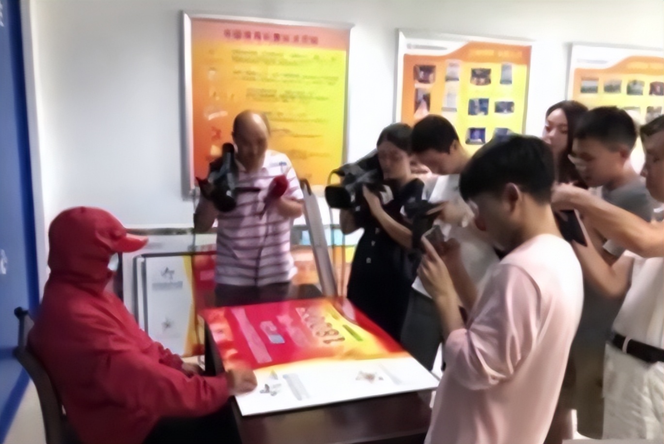 男子买彩票喜中1000万领奖变24亿,买彩票中18万判几年