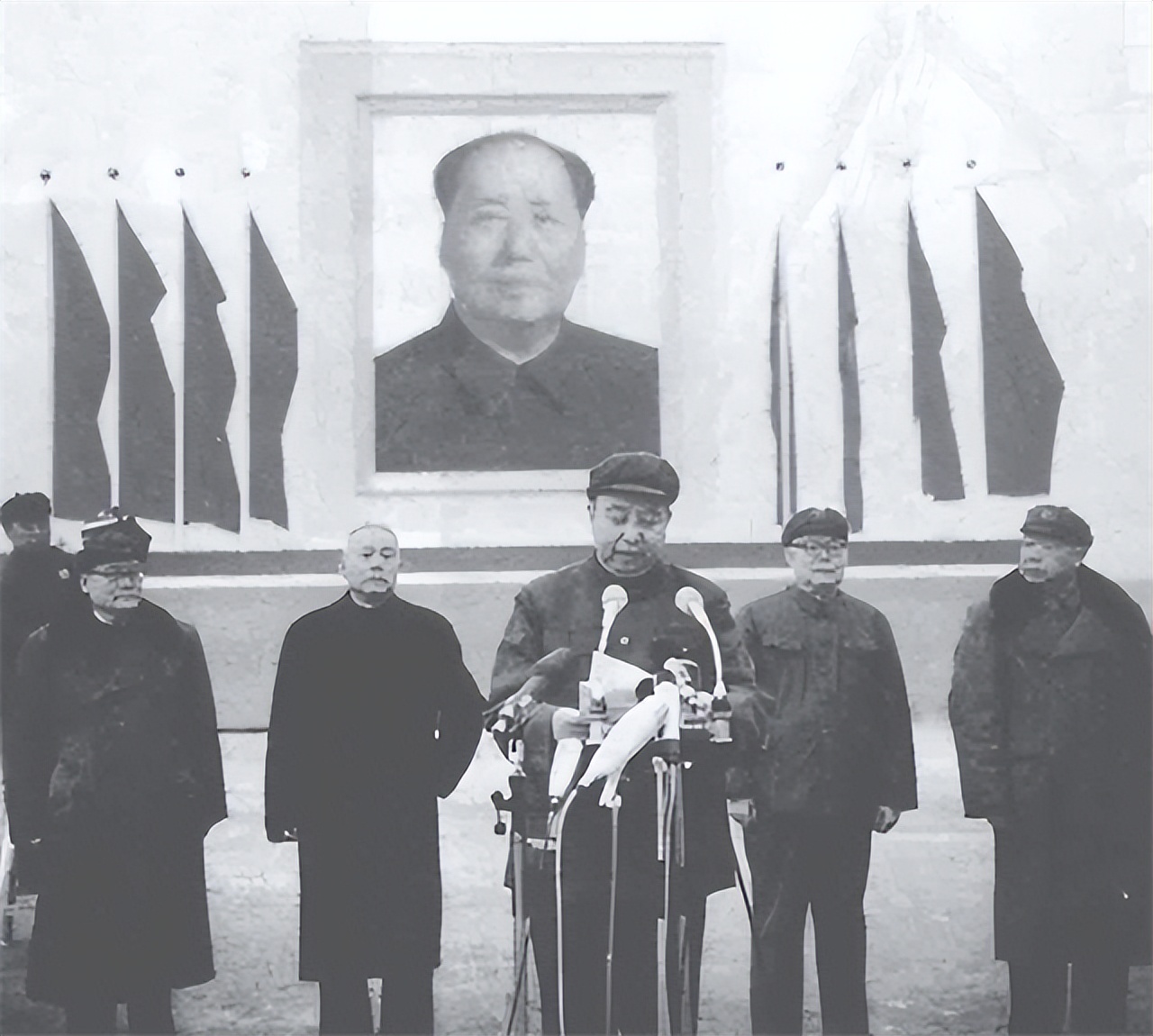 76年毛主席病逝，*国锋华**紧急召开会议：有三个问题需要尽快解决