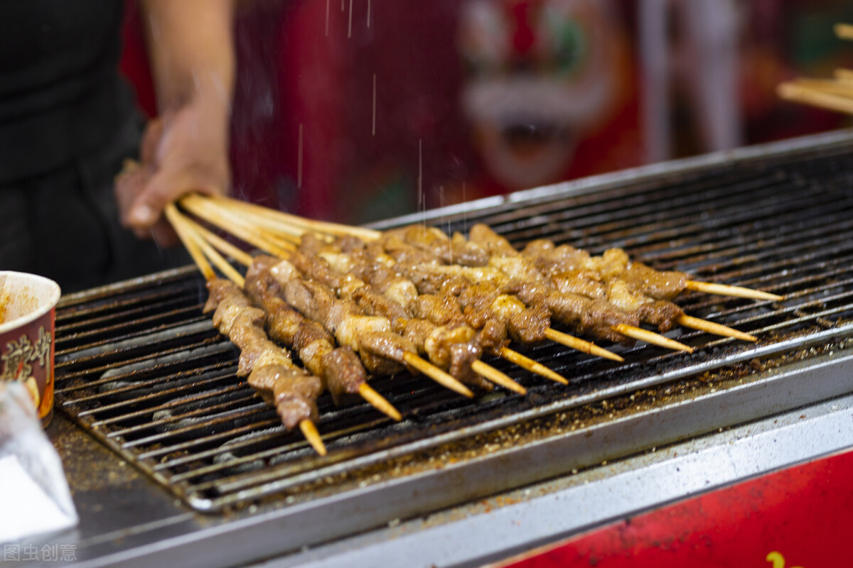 开一个小型烧烤店一年能赚多少,小伙开烧烤店一个月赚200万