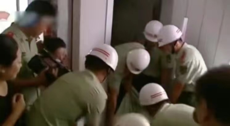 10年沈阳500斤小伙被医生“判死刑”，母亲不离不弃让他多活七年