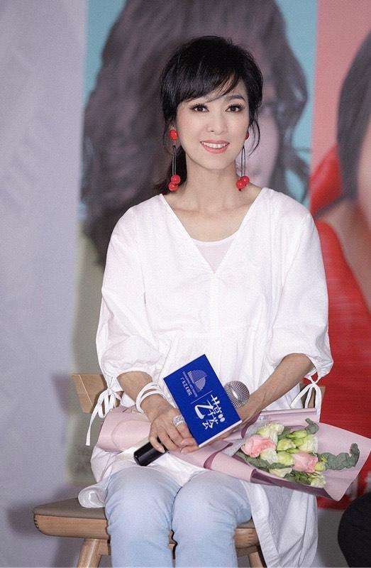 米雪：第一部金庸剧女主，成龙苦追她八年无果，66岁近照仍似少女