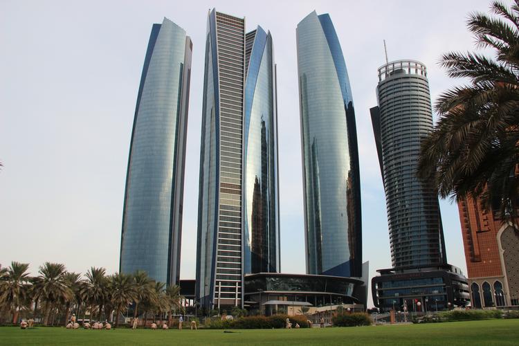 阿联酋首都阿布扎比和迪拜,阿布扎比与迪拜之间