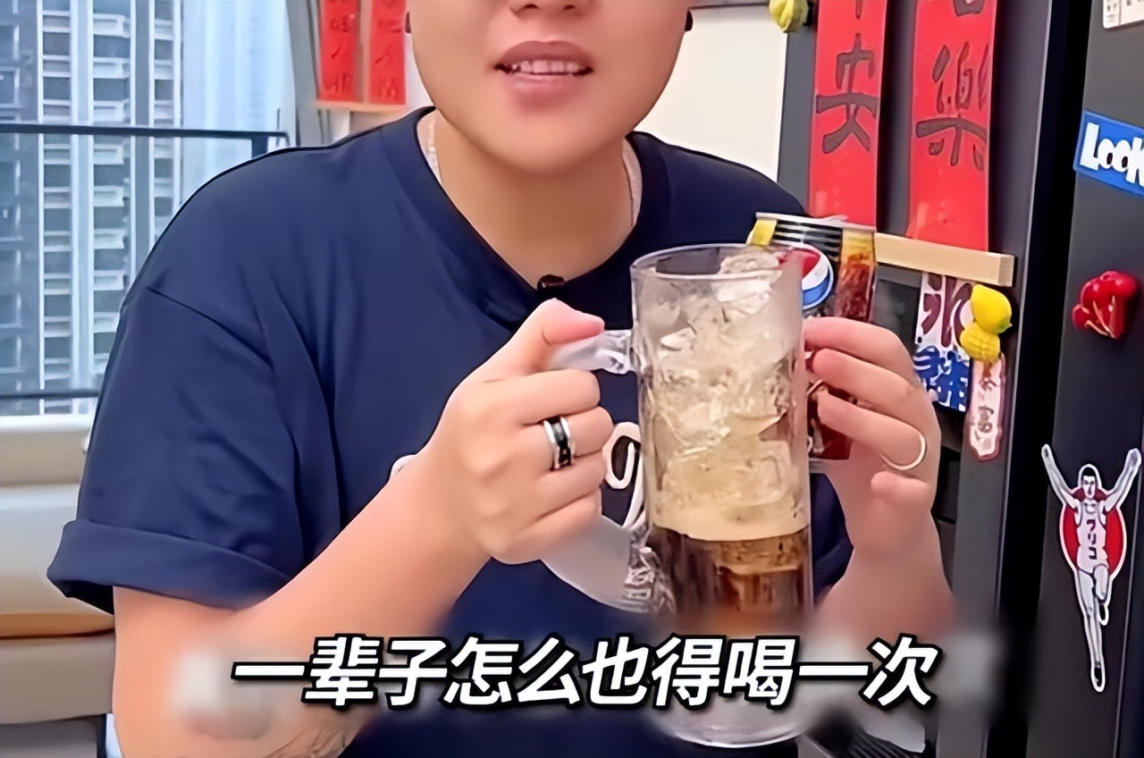 群魔乱舞:上海街头黑人带队领舞，年轻男女跟着装模作样，好尴尬