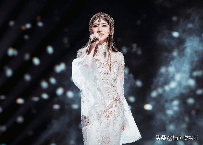 邓紫棋现身机场穿着睡袍好帅气,邓紫棋异域风格造型