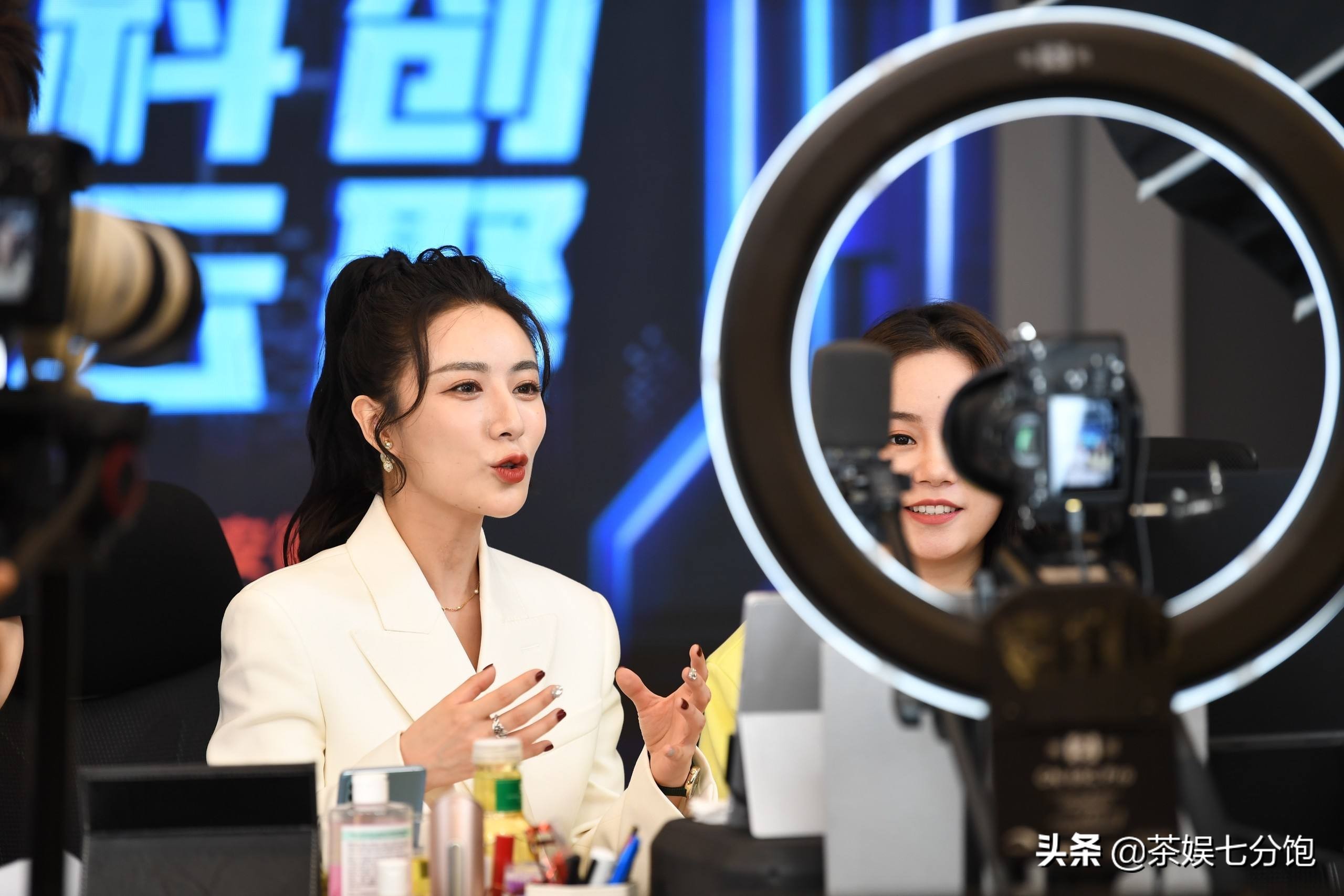 从服装店导购到偷*税漏**被罚13亿，“直播一姐”薇娅如何走向深渊的