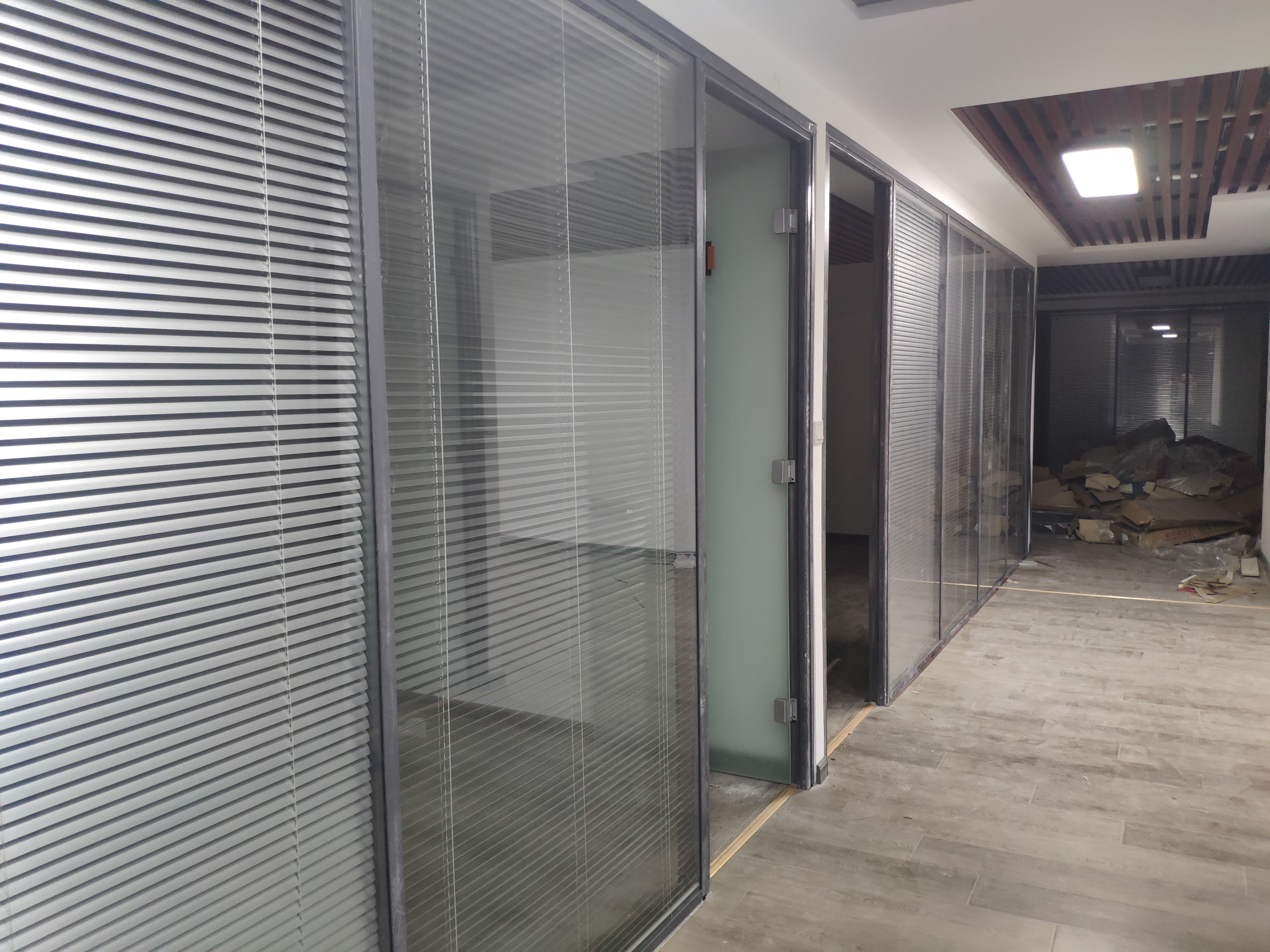 玻璃隔断隔墙厂家,玻璃隔断维修多少钱