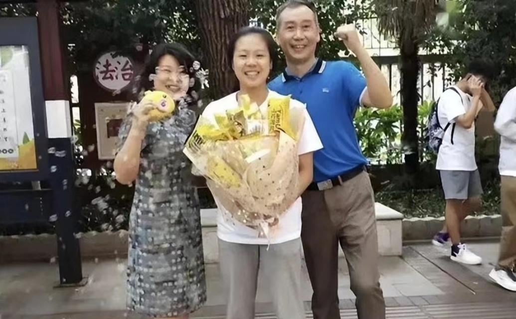 高考第一个跑的女孩一字马,高考后跳一字马