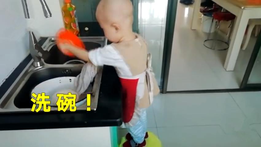 有趣3岁小男孩痴迷做花式面点,花式包子儿童