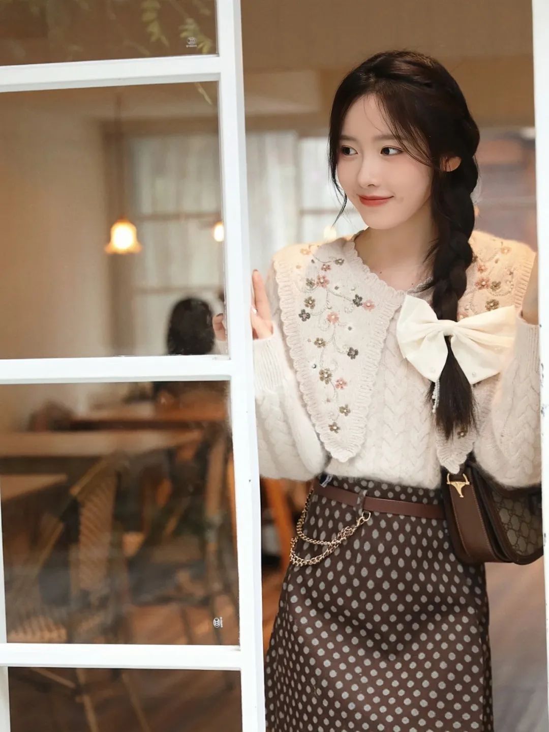 今年别再披头散发了三款减龄发型,秋冬季更适合有氛围感的发型