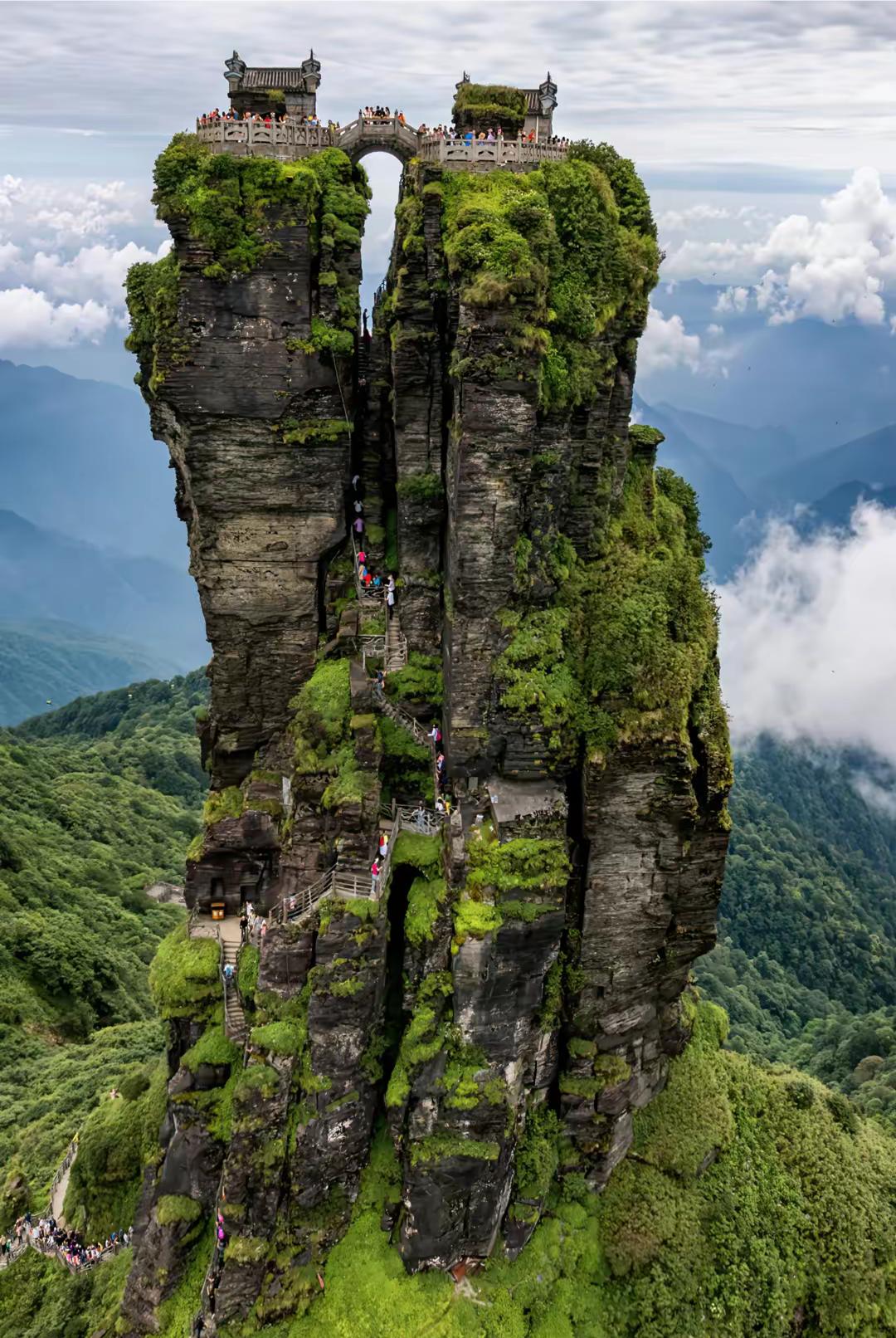 贵州省深山中的天空之城,贵州之镜天空之城