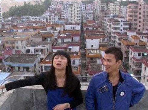 “人妖”李二毛：为爱情变性，被跟拍17年，离世多日才被发现