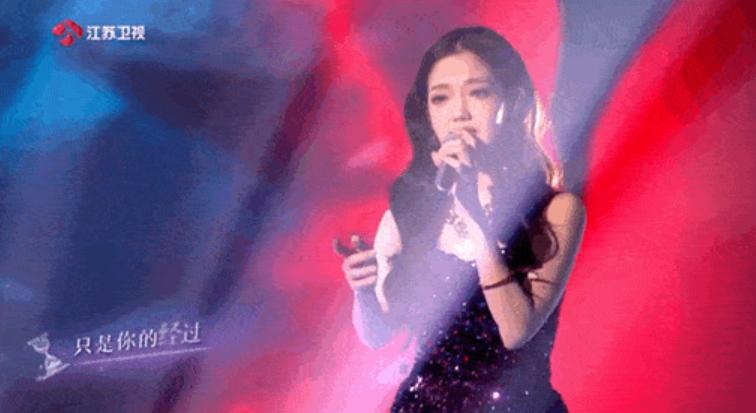张小斐唱仰望星空致敬女足,元宵节春晚张小斐唱歌