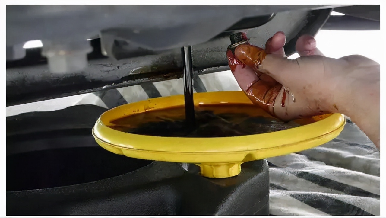 霍氏养车：为什么换机油总剩一点？剩下的旧机油会有损发动机吗？