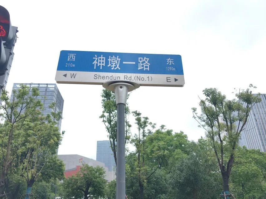 道路限速和旁边限速牌不一致,一个限速牌上标了2种车速