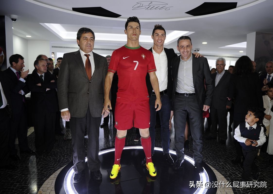 比C罗还自恋，皇马球员家里有两尊他的雕像，每次经过都驻足